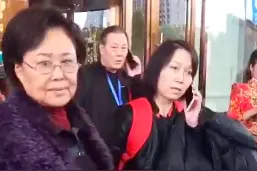 70岁斯琴高娃罕露面，和倪萍同台合照共居C位，穿貂拄拐精神佳图片