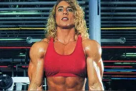 陨落的健身女王丹妮丝：过度使用类固醇“变”男人，还长出了胡子图片