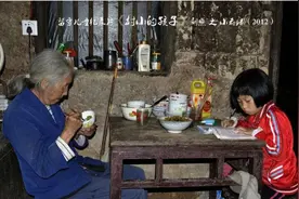 身处不完美的世界，我们却要求“完美穷人”图片