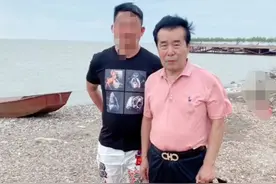 73岁何庆魁好精神！出行游玩遭围观合影，亡妻高秀敏已去世16年图片