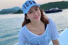 48岁黎姿曝光一组乘游艇出海照片，小蛮腰，大长腿完美抢镜图片