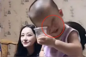 “戏精”宝宝火了，喝果汁喝出白酒味，完美模仿爸爸的姿态图片