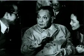 1992年邓小平南巡，记者问能不能公开报道，邓小平：不破这个例图片