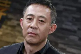 侯勇：4个女人3段婚姻，50岁娶小25岁女粉丝，至今不生孩子图片