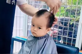 宝妈带娃理发要求凉快点，理发师会错意下狠手，秒变“地中海”图片