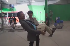 一个真轻松一个演轻松！邓超王源片场上演公主抱图片