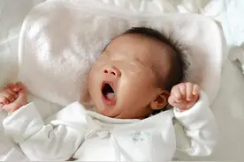 新生儿多久可以抱出门？不是满月百天，满足这3个条件不妨一试图片