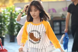 鞠婧祎穿着卡通印花套装走机场，充满少女气质图片