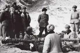 志愿军堵住一个连的敌人，教导员命令：重机枪打活靶，一个不留图片