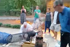 哈哈！老外尝试中国式崩爆米花，结果出乎意料！视频封面