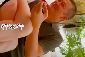 49岁李亚鹏向李嫣撒娇，父女亲密互动感情深，亲吻女儿大腿惹争议图片