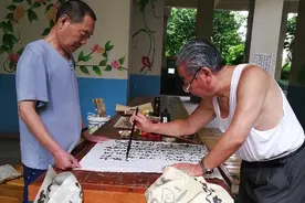 河畔港湾两"写家"图片