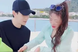 经超手打夹板疑骨折？和老婆游轮渡，小李琳大他6岁却更显年轻图片