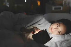 睡觉时，手机放枕边会有辐射吗？医生终于给出了明确答案图片