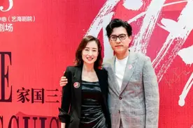 刘敏涛靳东亲密搂肩，她穿抹胸上衣秀身段，小方脸越看越有味道图片