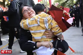 30名驰援武汉的陕西监狱女警今日与亲人团聚图片