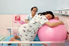 生娃姿势花样多，准妈妈快看看“躺坐跪站”，你适合哪一种图片