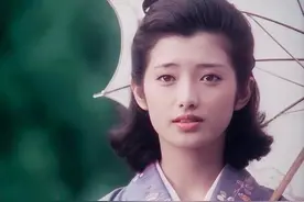 20岁火遍亚洲，21岁为爱息影，初恋到老的爱情童话图片