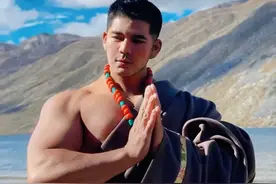 藏区惊现“肌肉菩萨”，惨遭网友抨击：死肌肉，吃药吃出来的图片