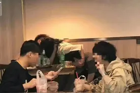 “很好奇，你们恋爱都聊些什么？”看完网友神回复，笑喷了图片