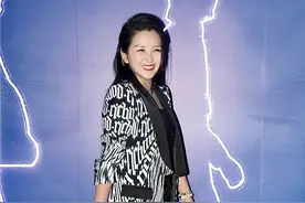何洁终于穿对了，小黑裙搭配黑白西装干练利落，显高又有气场图片