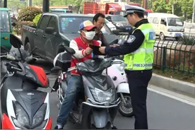 电动车“规矩多”，上牌、戴头盔、考驾照，车主：失去原本的意义图片