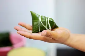 采摘野生芦叶，制作舌尖上的美食粽子，鲜美无比，花钱也买不到图片