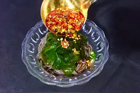 含铁比菠菜还高，比海带嫩滑，这样拌的裙带苗蕨根粉，酸辣可口图片