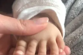 宝宝“脚趾”比手指还长, 妈妈看了就头疼, 网友笑翻: 不养爹和娘图片