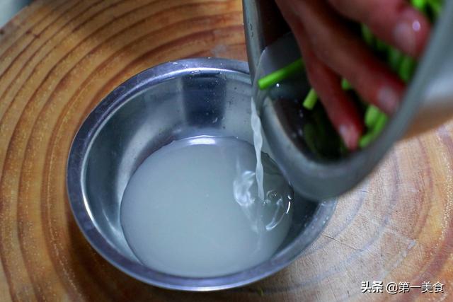 阿飞家用了二十年的腌蒜苔方法，配方精确到克，腌一次能吃三个月