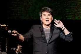 买地摊戒指娶妻，34年不离不弃，周华健和美国老婆不为人知的故事图片
