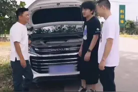 王宝强王祖蓝杨威同框，录节目车子意外抛锚，网友却被身高吸引图片