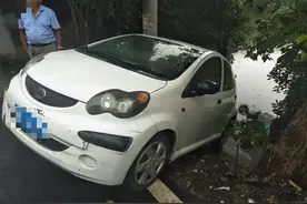 警车变拖车？新手司机倒车踩了一脚油门，差点掉进河里！图片