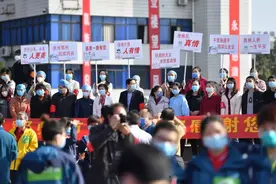 全程泪目！今天，433名贵州英雄出发回家，鄂州市民泪别：谢谢你们拯救了我的城市！图片