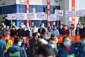 全程泪目！今天，433名贵州英雄出发回家，鄂州市民泪别：谢谢你们拯救了我的城市！图片