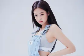 韩国明星金智妮性感身材照，婀娜多姿，亭亭玉立图片