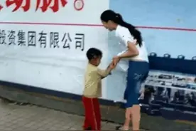 被拐3年，6岁乞丐街头认出妈妈，却被拒相认：我不是你妈妈，要钱给你就得了……警察称赞：做得好图片