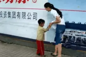 被拐3年，6岁乞丐街头认出妈妈，却被拒相认：我不是你妈妈，要钱给你就得了……警察称赞：做得好图片