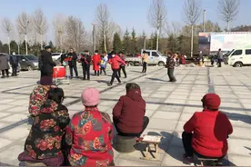 54岁阿姨坦言：退休后跳了2年的交集舞，差点让我晚节不保图片
