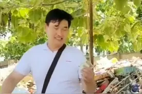 大衣哥卖废品赚20块钱，满脸兴奋称够吃5天，曾被曝出场费达15万图片