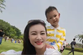 林丹老婆独自带娃！穿牛仔裤秀长腿，2万吊坠不及43万名表抢镜图片