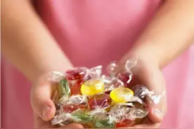 用糖果做“诱饵”，广东一保安趁机摸了小学生胸部，获刑一年半图片