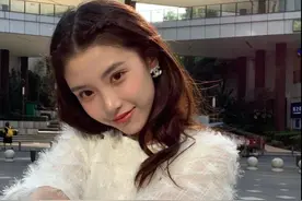 17岁网红花15万整容，晒整容过程自嘲曾很丑，可变美后脸很假图片