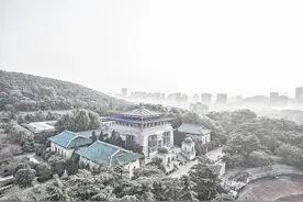 珞珈山，是位于中国湖北省武汉市的一座山图片