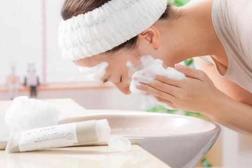 推荐几款去油保湿的氨基酸洗面奶，温和洁净不刺激，水润不紧绷