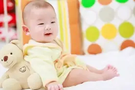 孩子多大可以独立坐着？并不是越早越好，揠苗助长伤害脊椎图片