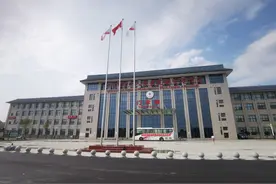 见证“郑州速度”！记者实地探访一天时间改造的新冠肺炎定点医院图片