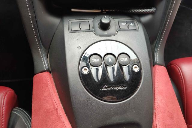 报价100W的兰博基尼盖拉多俩人排队购买？客户：先来后到