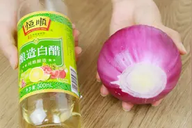 白醋搭配洋葱，能解决家里不少烦恼，很多人还不知道，涨知识了图片