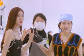 同是明星妈妈，一个懂得感恩，另外一个只知道甩锅给女儿图片